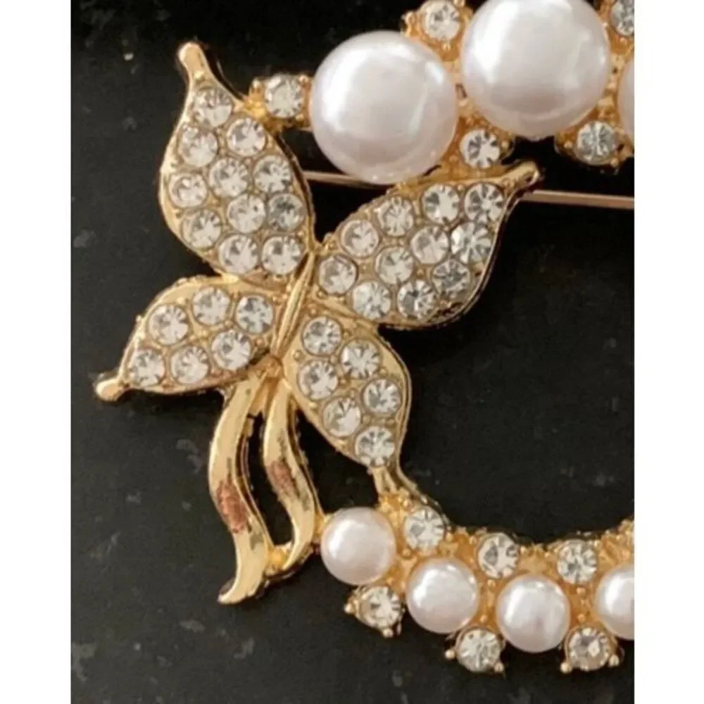 Butterfly Brooch Faux Pearl Rhinestone Gold Tone Circle Wreath Pin
